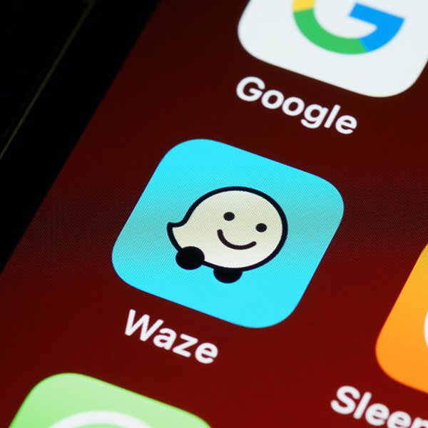 imagine ecran telefon cu logo aplicație Waze